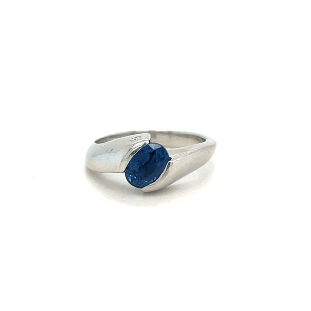Solitaire Oval Sapphire Ring in Platinum